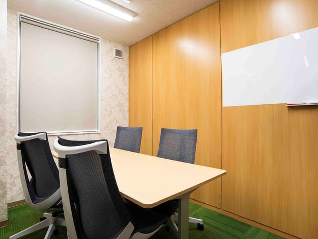 共用部_会議室。社内会議やお客様との打ち合わせ等々、様々な用途にご自由にご利用いただけます。