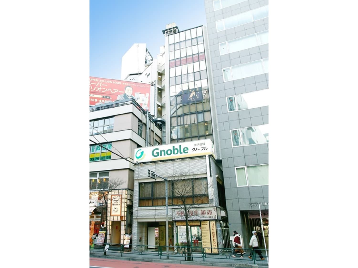 外観_新宿駅から徒歩1分の場所にあります。