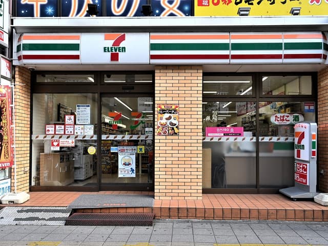 近隣のコンビニ_セブンイレブン 新宿駅西店(徒歩1分)