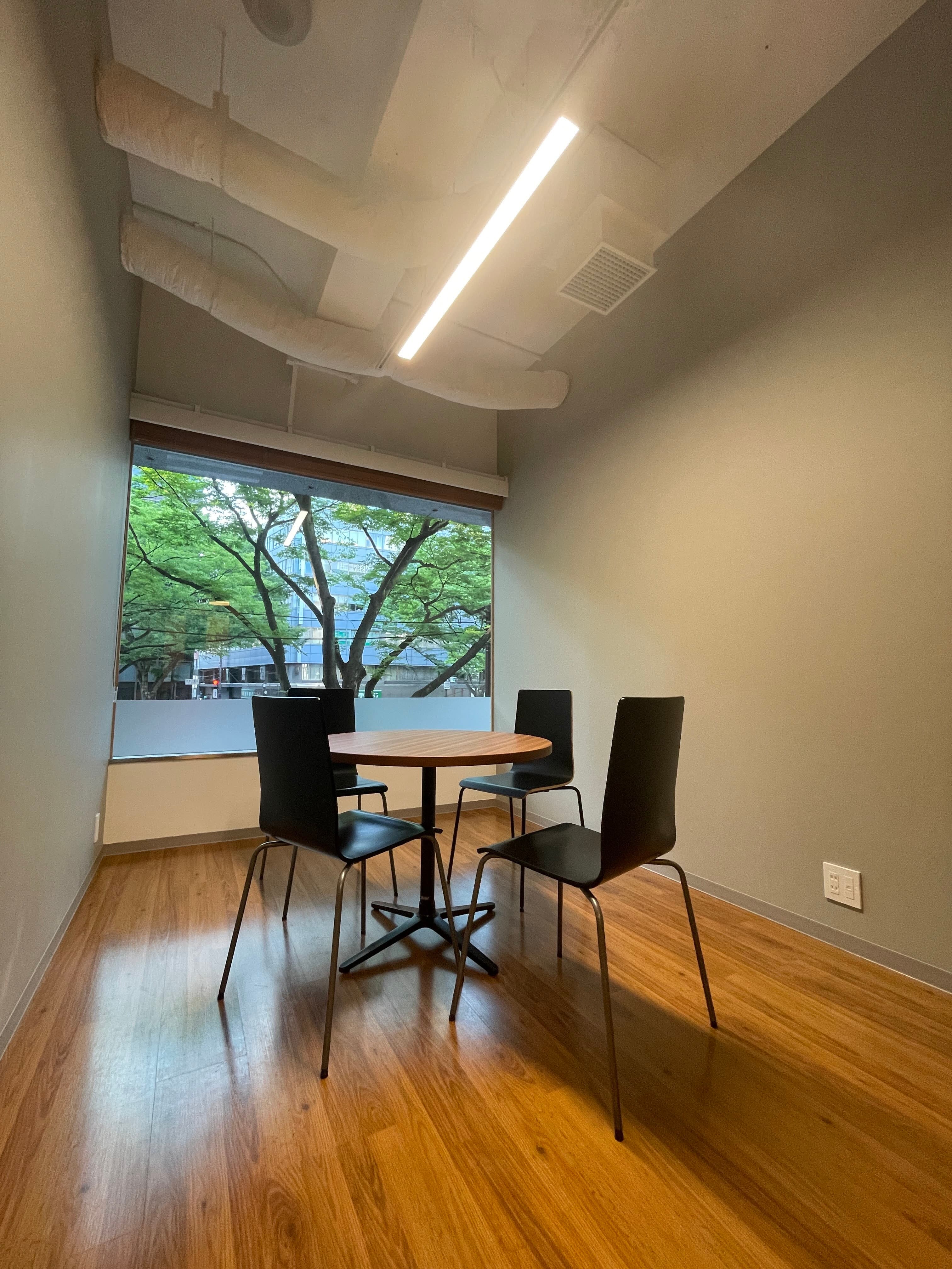 共有部_会議室。1時間までは無料で利用可能です。