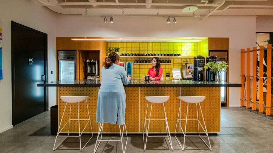 共用部_キッチン。リフレッシュできるキッチンには様々な設備が整っています。©WeWork※写真はイメージです。