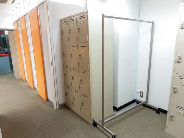 設備_ロッカー。有料オプションとしてロッカーが利用でき、荷物を気にせず作業が行えます。