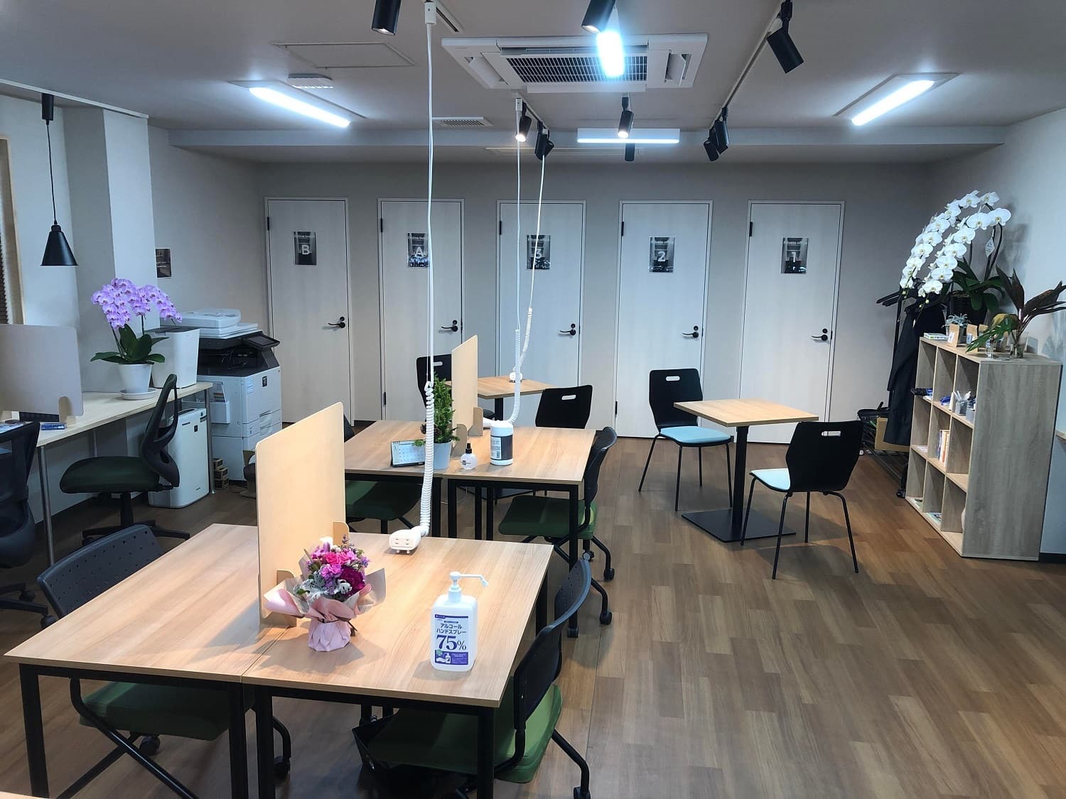 共用部_フリーデスク。貸し出し用モニターやマウスなどの設備もご利用可能です。