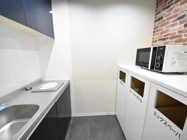 共用部_給湯室。電子レンジなどの家電も使用でき、ランチタイムなどに役立ちます。