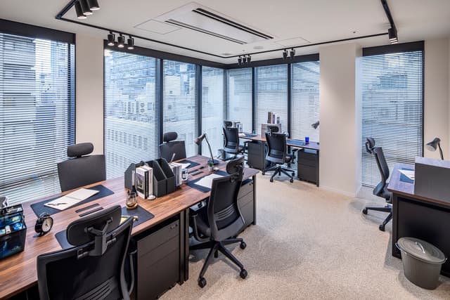 専有部_個室。家具付きの少人数オフィスです。