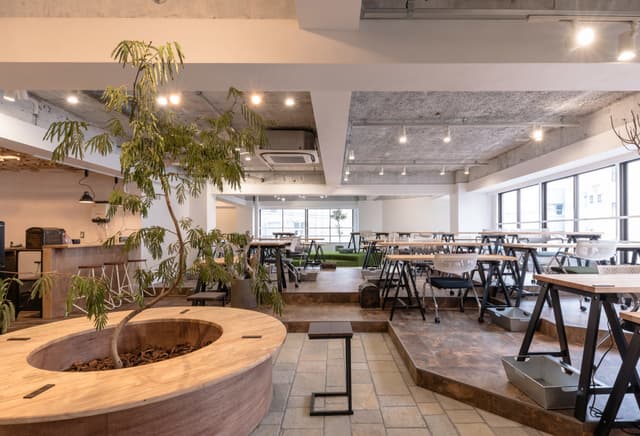 作業エリア_200平米の大型のワークスペースは全席フリーデスクで隔てる壁も無いので大変開放的です