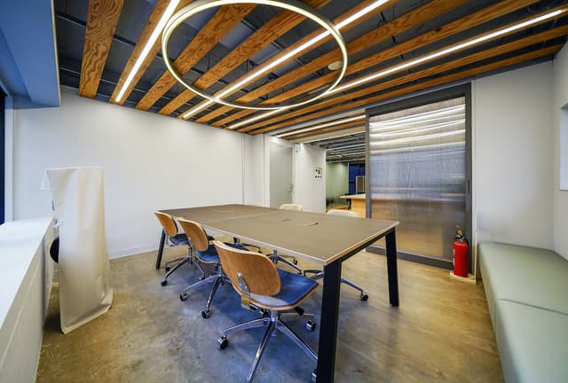 _その他_照明は幅広く設置されており、明るい雰囲気の環境になっています。