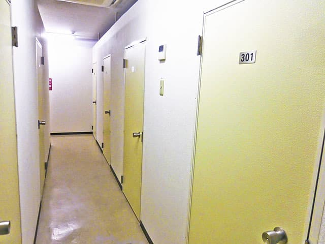 内観_廊下の写真です。優しい色合いで落ち着きます。