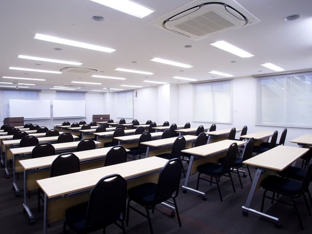 個室_最大52名まで収容できる個室です。シンプルなデザインが施されています。