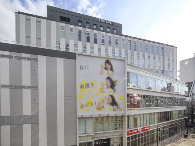 外観_熊本の繁華街「熊本下通」に面している施設です。