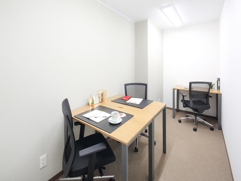 個室_机や椅子などの家具は備え付けです©Regus