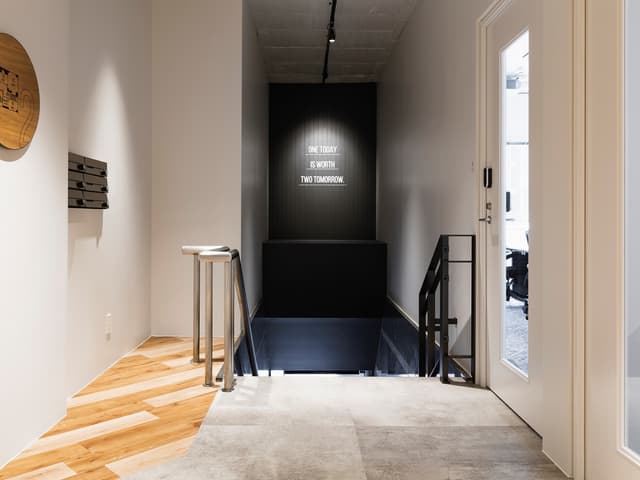 共用部_オフィス2F入り口には、入居企業様用の専用ポストが備え付けられています。