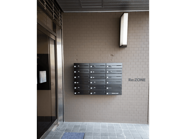 外観_エントランス。部屋ごとにポストが用意されています。オフィスの住所で郵便物を受け取ることができます。