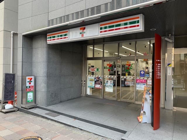 近隣のコンビニ_セブンイレブン 四谷1丁目店(徒歩5分)
