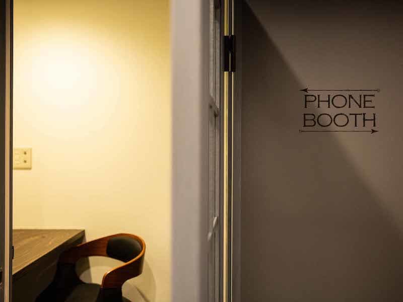 設備_PHONE BOOTH。電話はもちろんWEB会議にもご利用いただけるスペースです。