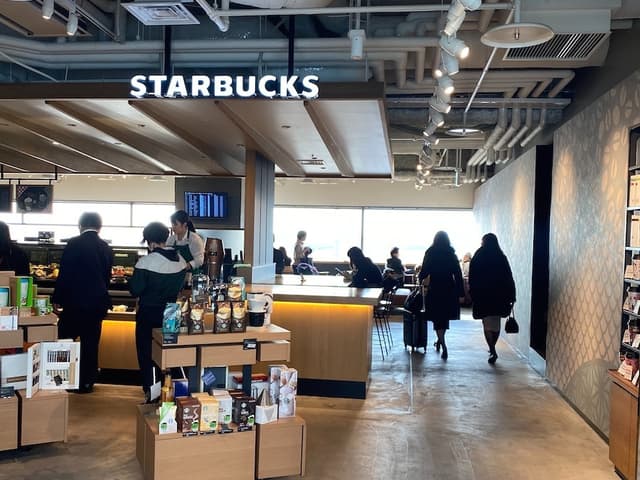 近隣の飲食店_カフェの目がチェーン店ははもちろんのこと、国際色豊かな飲食店がございます