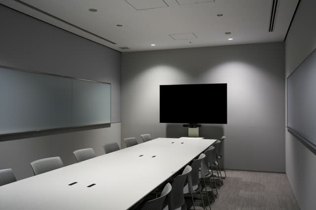 その他_会議室。外部からお客様を招いての商談の際にも利用できます。
