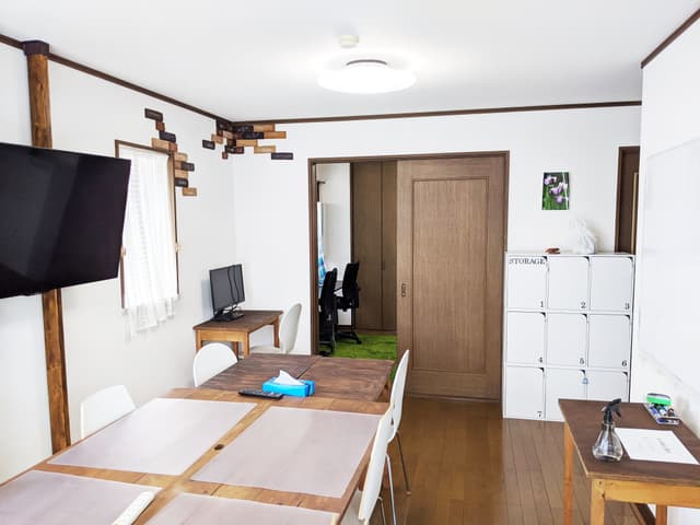 共用部_仕切りもあるのでプライベートな空間を確保出来ます。