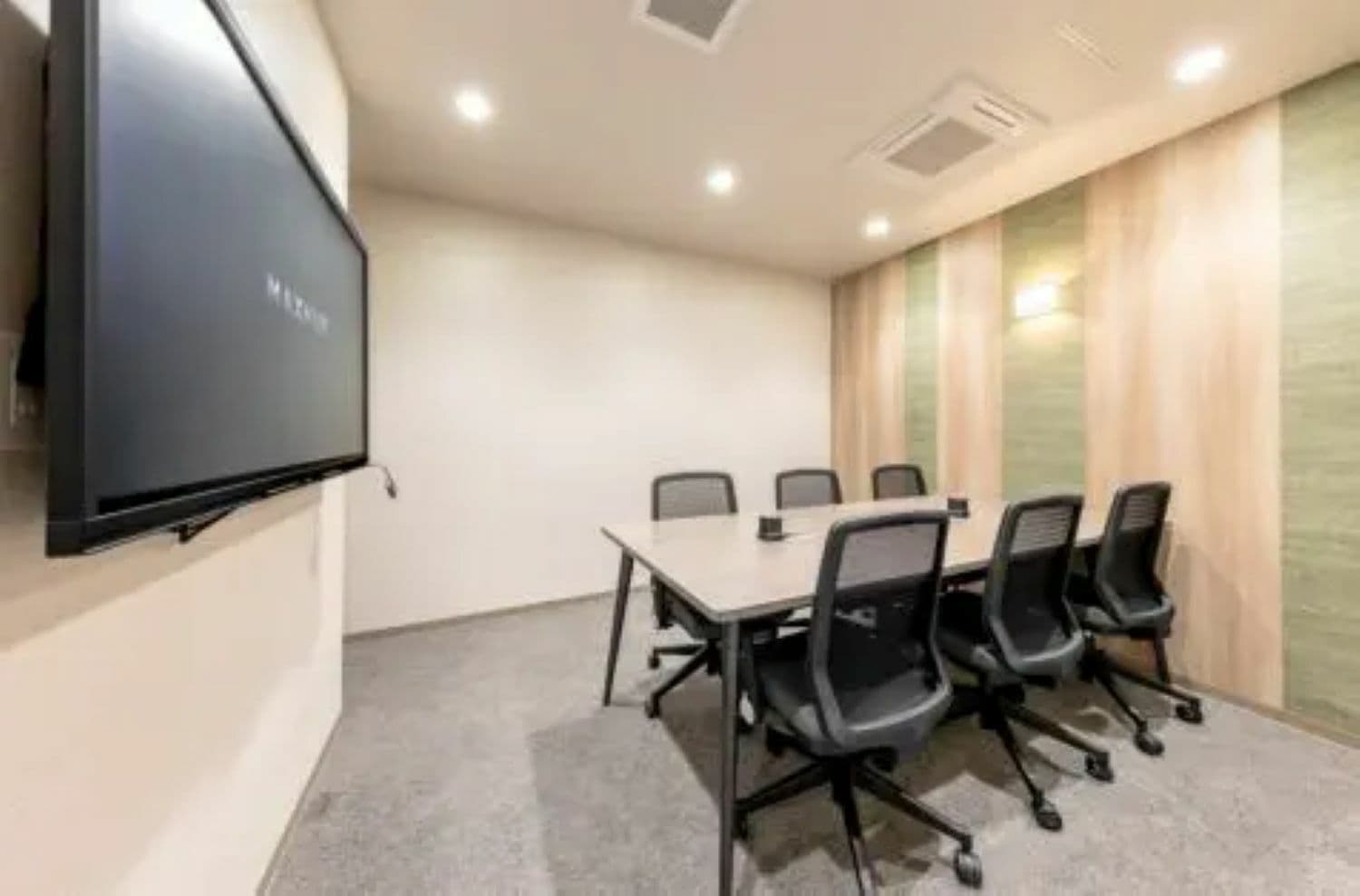 共有部_会議室。来客対応や打ち合わせ、大切な商談におすすめです。※画像はイメージです。©bizcomfort