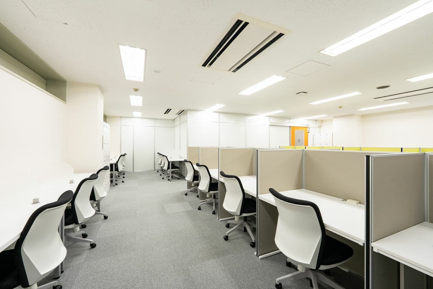 共有部_フリーデスク。広々としたデスクでパーテーションも設置されています。