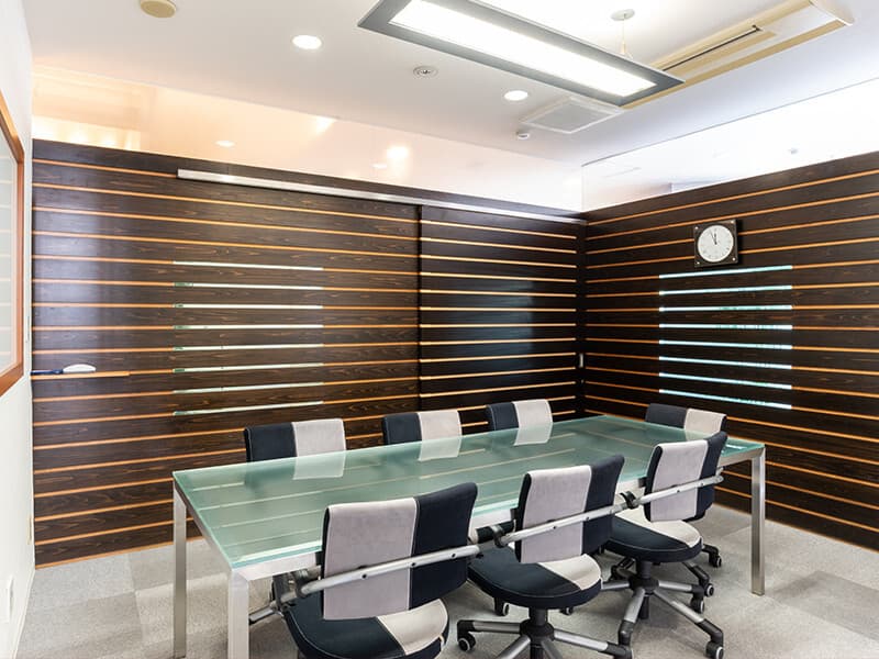 共用部_会議室。落ち着いた雰囲気の会議室でミーティングや打ち合わせが行えます。©Regus