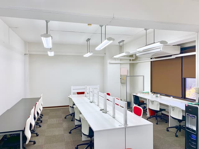 専用デスク_自分だけのスペースで集中して頂ける専用デスク席です。