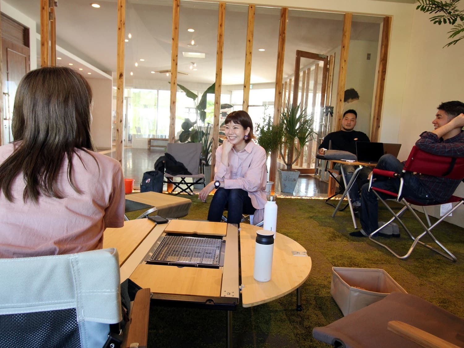 共用部_グランピングルーム。キャンプ用チェア・デスクを使用し、リラックスしながら仕事に取り組むことができます。