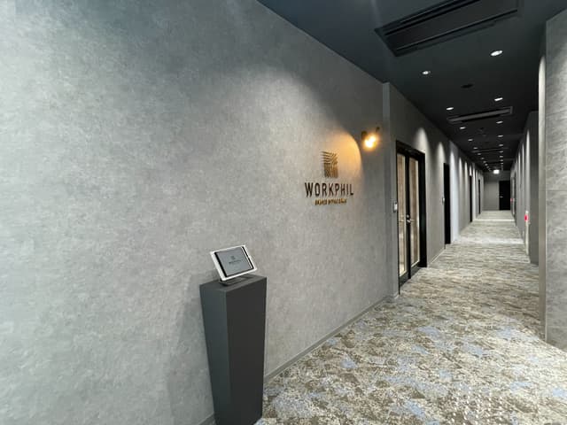 エントランス。電子受付があり施錠されているので、ご契約者以外が自由に出入りすることはできません。