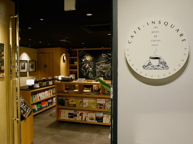 共用部_カフェスペース。落ち着いた雰囲気の空間になっています。