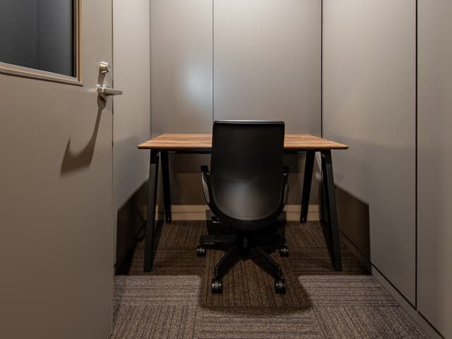個室_個人の作業デスクとして利用できるお部屋がございます。