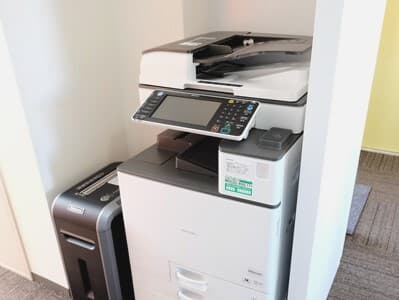 設備_複合機。パソコンからのデータ転送も可能。シュレッダーは無料で使うことができます。