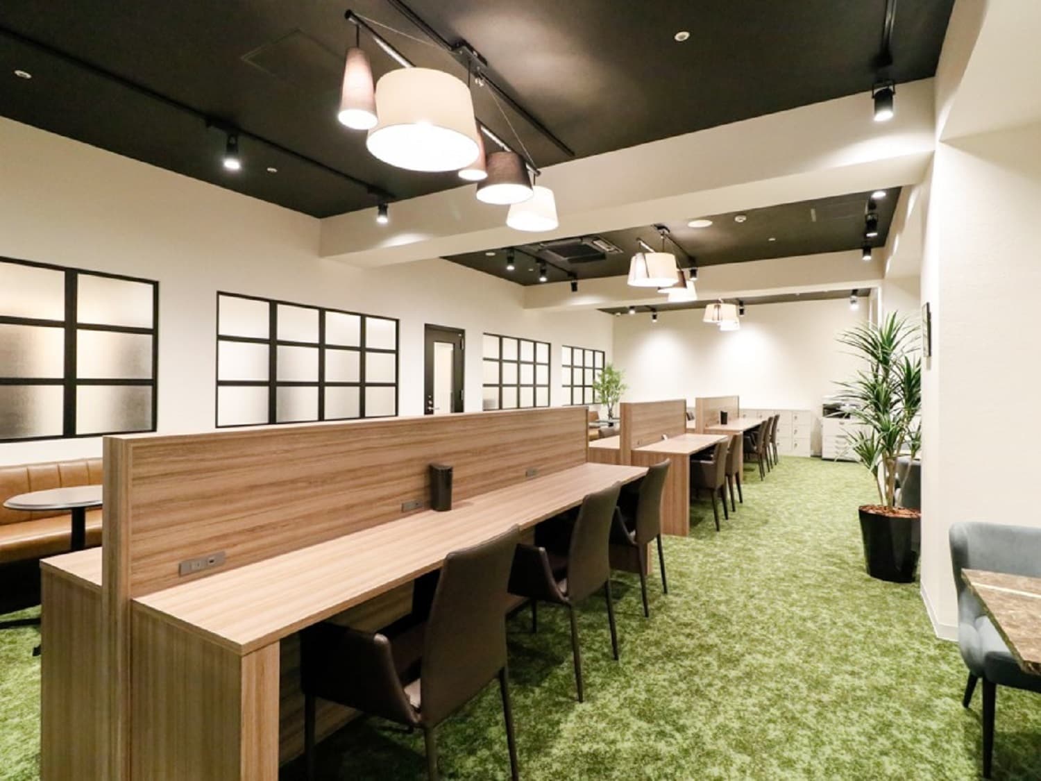 共用部_ラウンジ。レンタルオフィス・コワーキングスペース会員様は7時~23時まで会員専用ラウンジを自由にご利用いただけます。