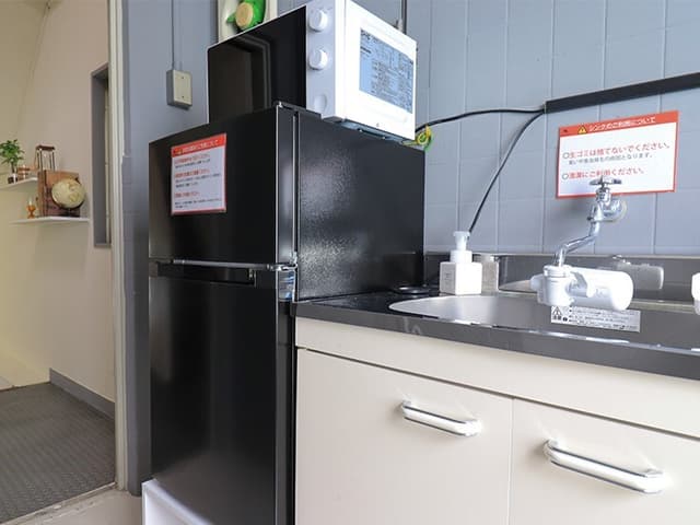 給湯室_シンクと電子レンジを完備しています。