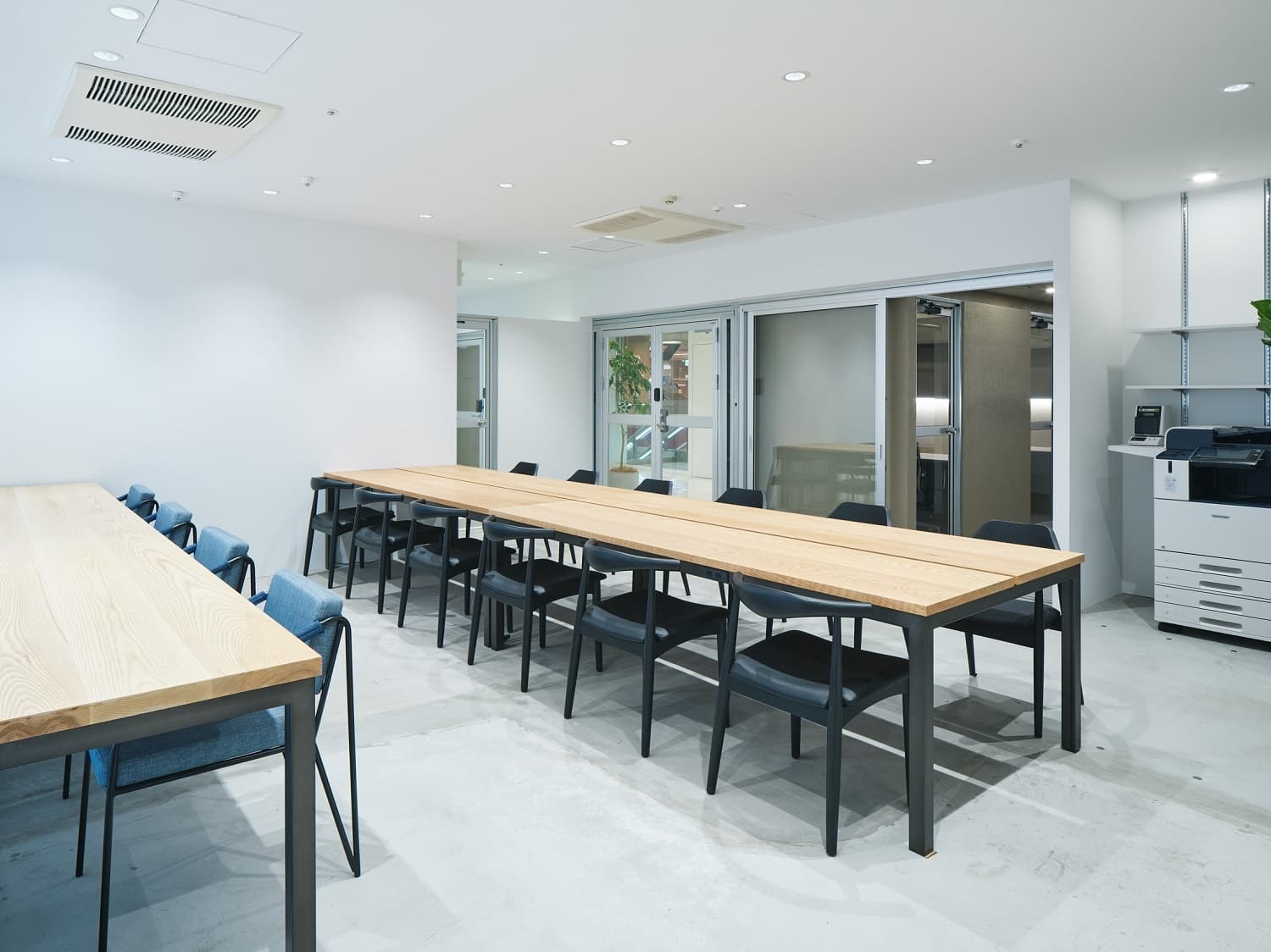 共用部_フリースペース。落ち着いた色味のデザインが施されています。