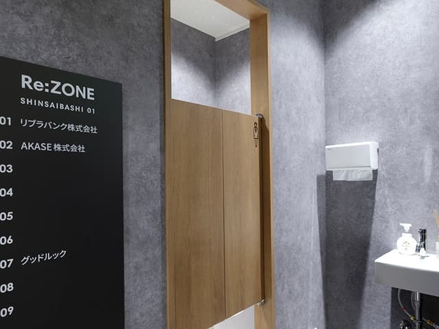 共用部_3階お手洗い。リニューアルされた清潔感のある内装です。