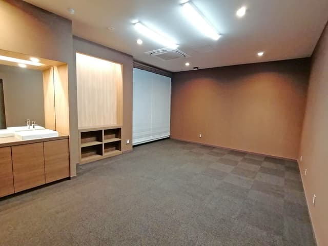 個室_茶色を基調とした落ち着いた個室で作業に集中できます。