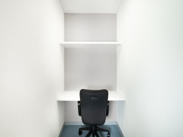 個室_室内にはデスクとチェアが備え付けられています。入居後すぐに仕事をスタートできます。