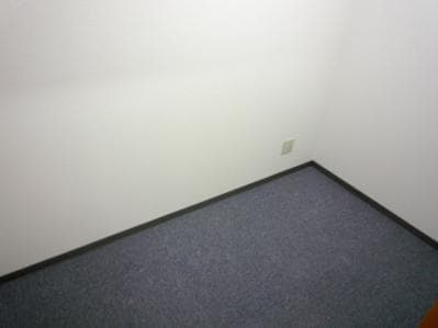 個室_205号室です。2名様までご利用頂けます。各個室にコンセントと有線LANを備え付けています。