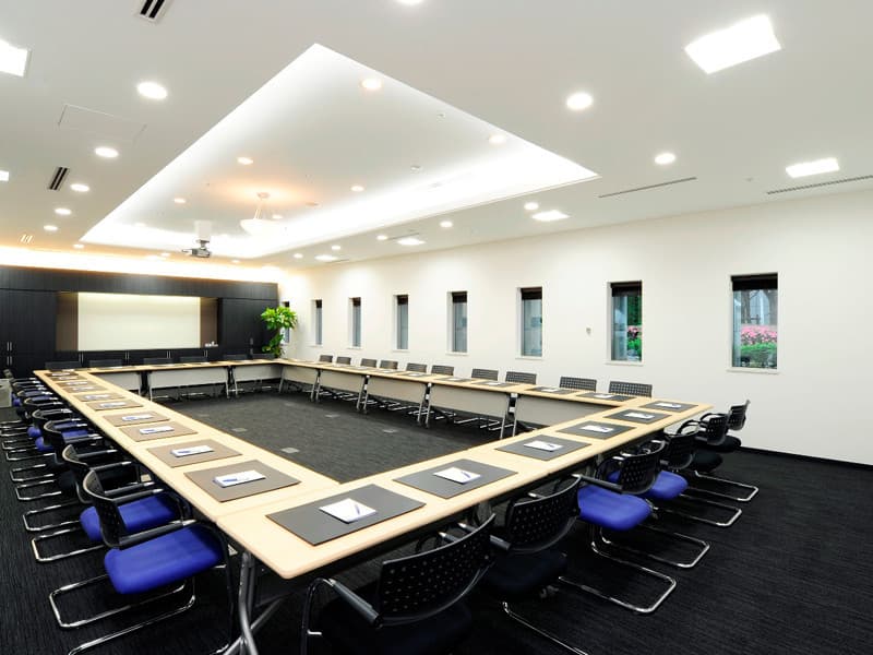 大会議室_会議のみでなくセミナーなどにも利用できる空間です©Regus