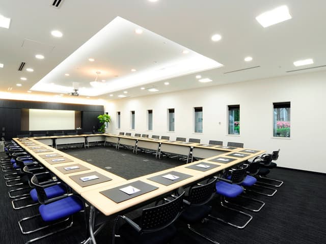 大会議室_会議のみでなくセミナーなどにも利用できる空間です©Regus