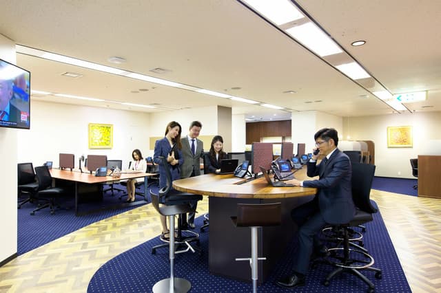 コワーキングスペース_中央の大型のテーブルはコンセントが完備されている他、他のご入居者様との交流出来そうです