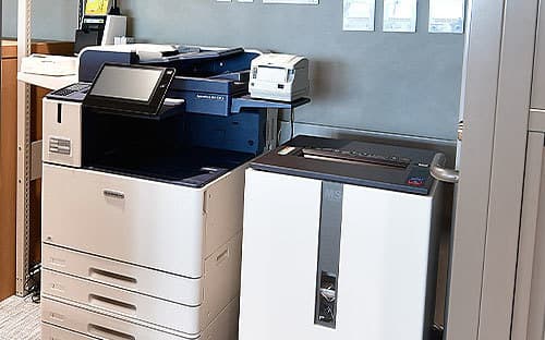 設備_共用のプリンターやシュレッダーなど充実したアメニティーも魅力的です