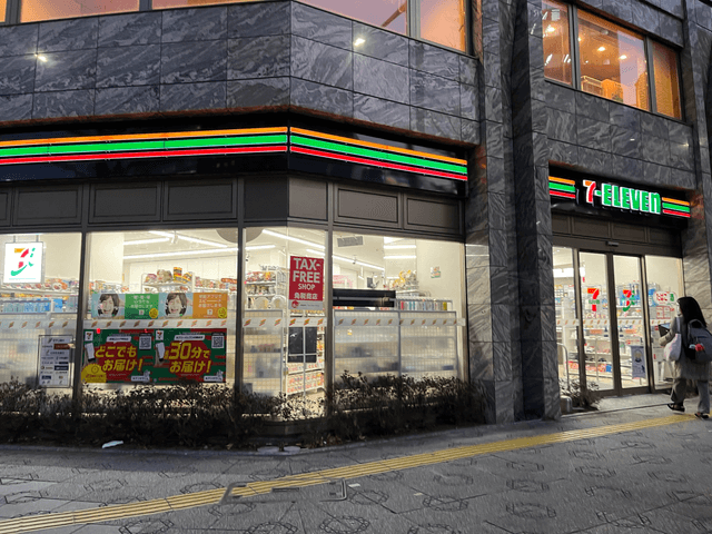近隣のコンビニ_セブン-イレブン 神田須田町中央通り店(徒歩2分)