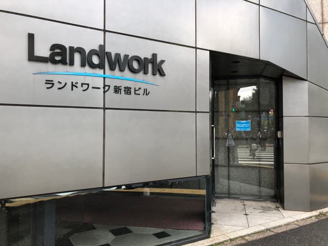外観_ビルの1階部分の写真です。建物のロゴが見やすいです。