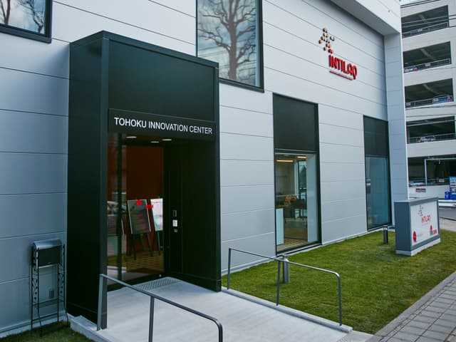 外観_センター外観。入り口はスロープがありバリアフリーに配慮しています。