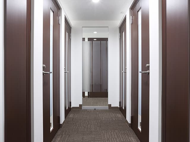 廊下_どの部屋も施錠ができるので安全性が高いです©Regus