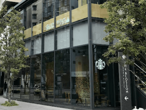 近隣のカフェ_スターバックス コーヒー ザ・ブラッサム博多プレミア店(徒歩1分)