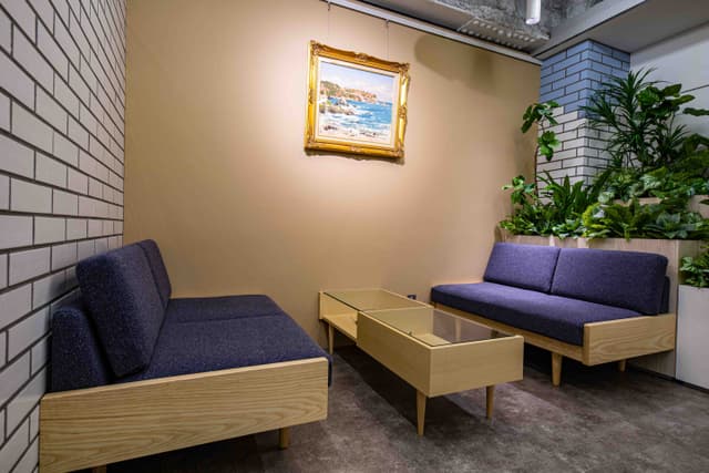 フリースペース_来客対応の際に嬉しいソファー席もご用意されています