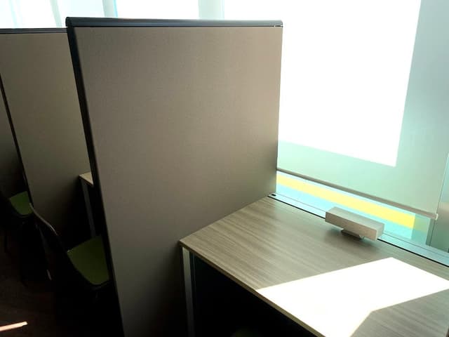 共用部_コワーキングスペース。集中したい際はパーテーション付きのデスクで仕事に取り掛かることができます。