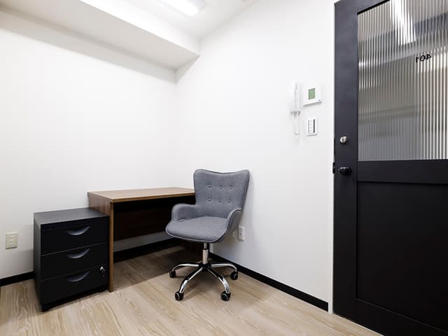 専有部_個室。家具・インターネット環境完備のプライベートオフィスです。